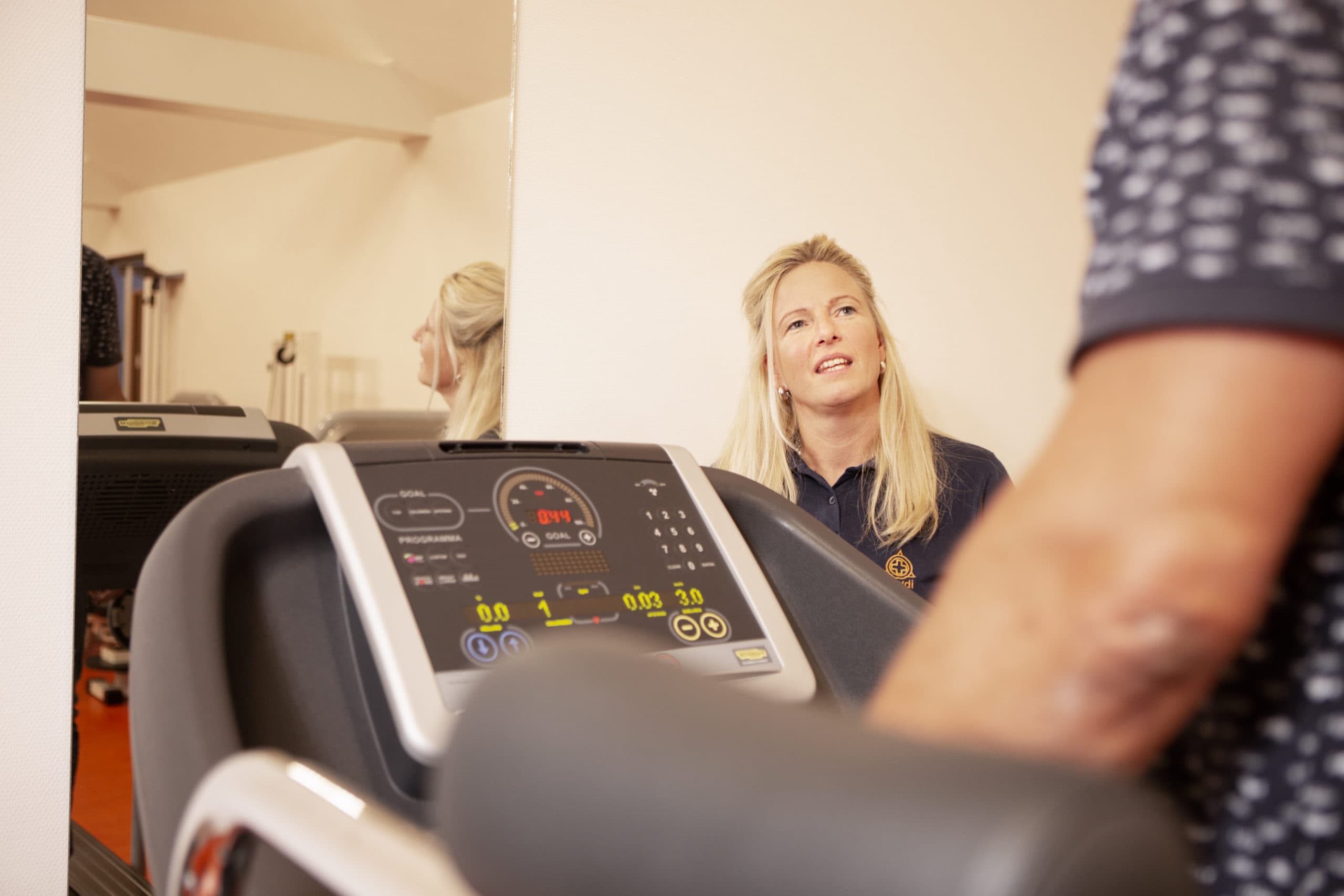 Fysiotherapeut helpt patiënt